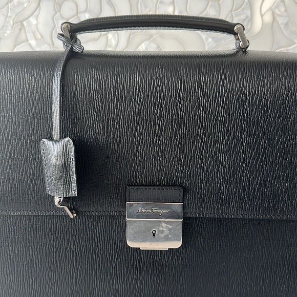 ⭐️HP⭐️Salvatore Ferragamo Black Textured Calfskin 'revival' Accordion Briefcase - Picture 4 of 10